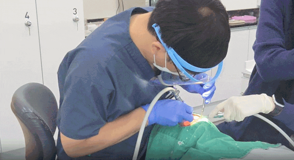 치과 의사가 환자의 구강을 치료하는 모습